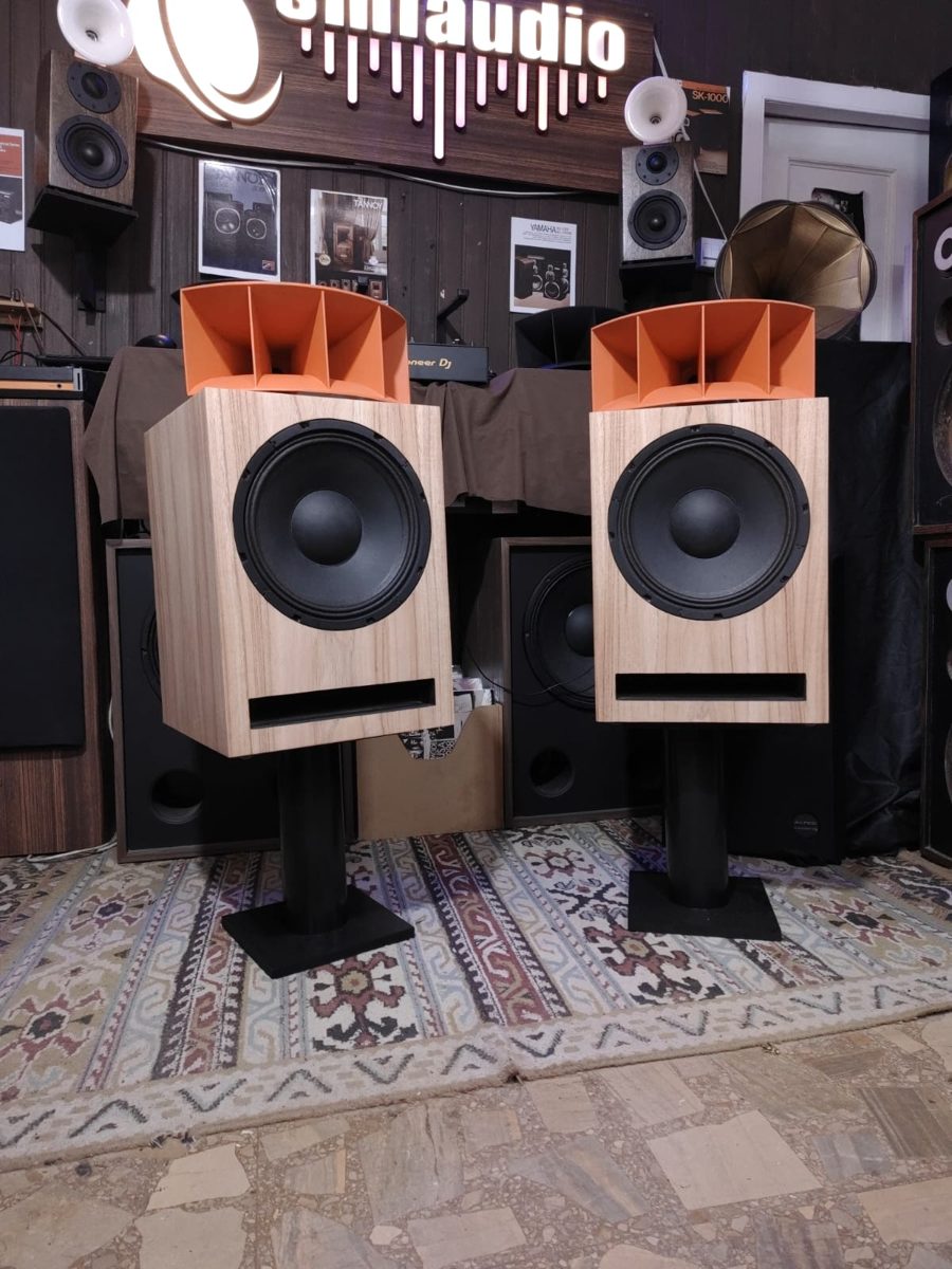 Bafles fabricados por SMF Audio en el taller